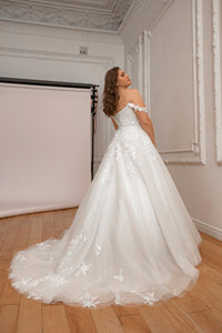 Plus Size Floral Lace Tulle Wedding Dress Yoki with Detachable Straps view 4