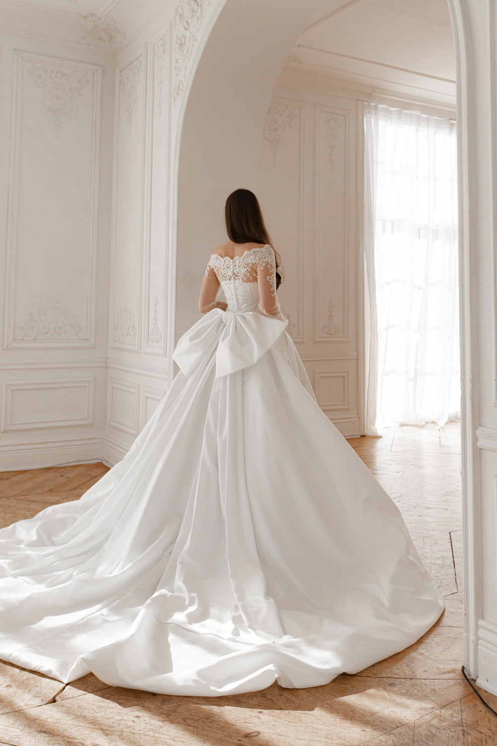 Exquisite Satin Bow With Train Steltella detail view - VOLAKK
