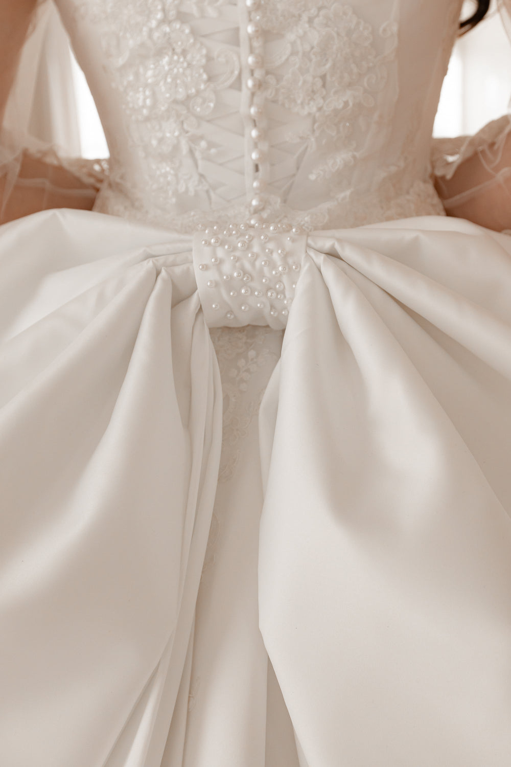 Satin Bow With Train Steltella details - VOLAKK