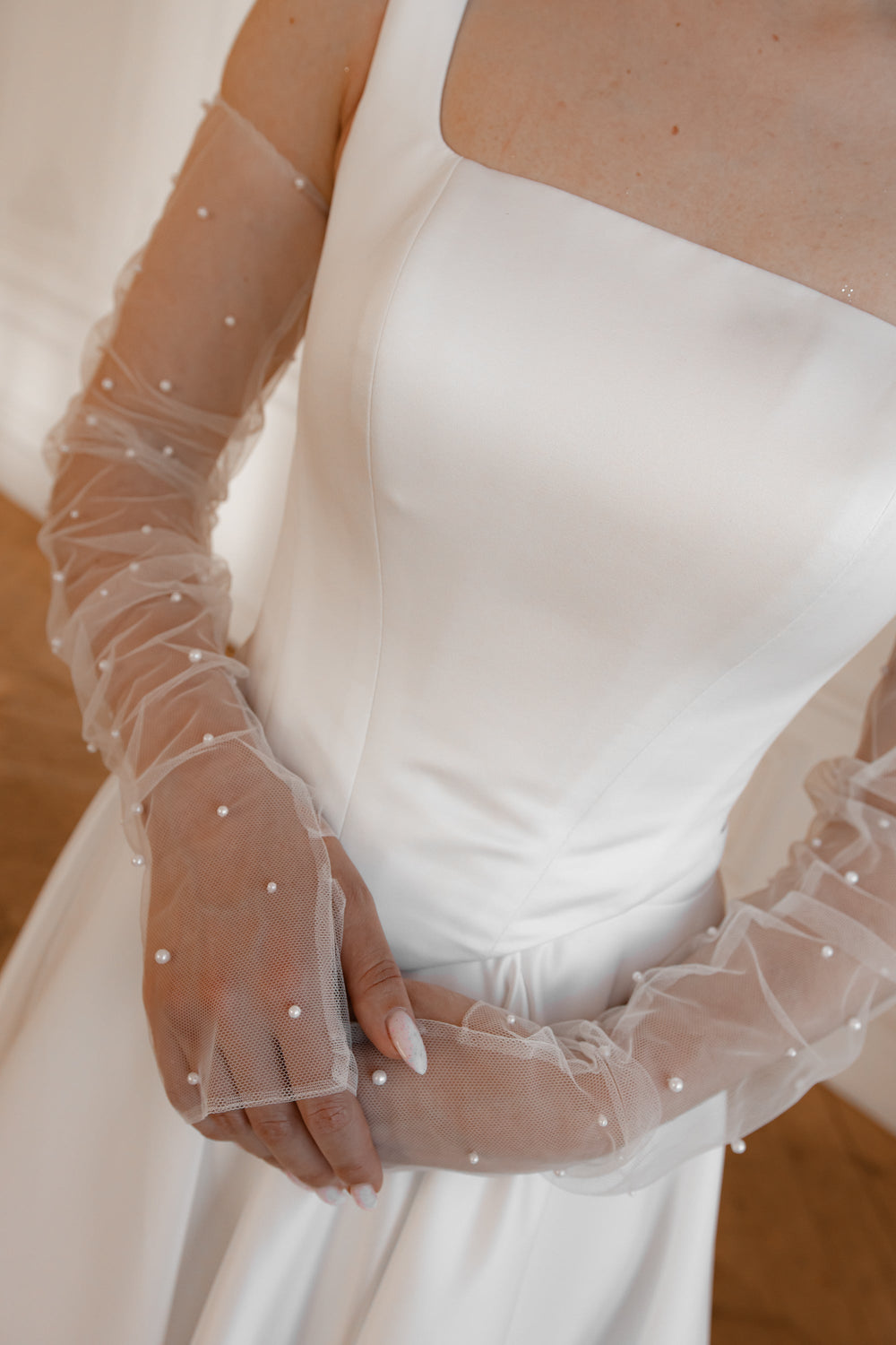 Bridal Gloves With Pearls details - VOLAKK