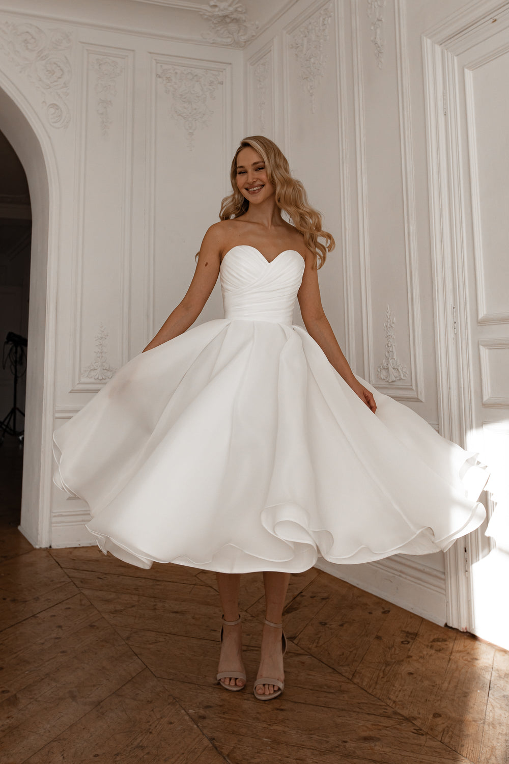 Exquisite Organza Midi Wedding Dress Lamia detail view - VOLAKK