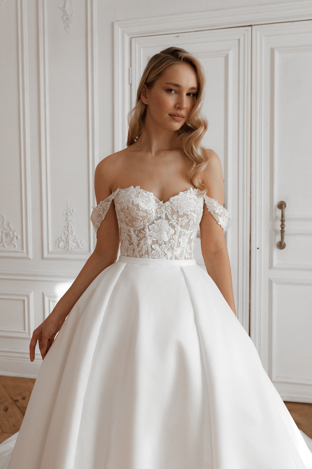 Exquisite 2 in 1 Short Wedding Dress Evelyn with Detachable Sophia Skirt detail view - VOLAKK