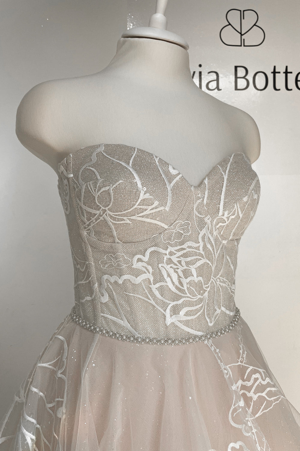 Exquisite Floral Lace Wedding Dress Blum detail view - VOLAKK