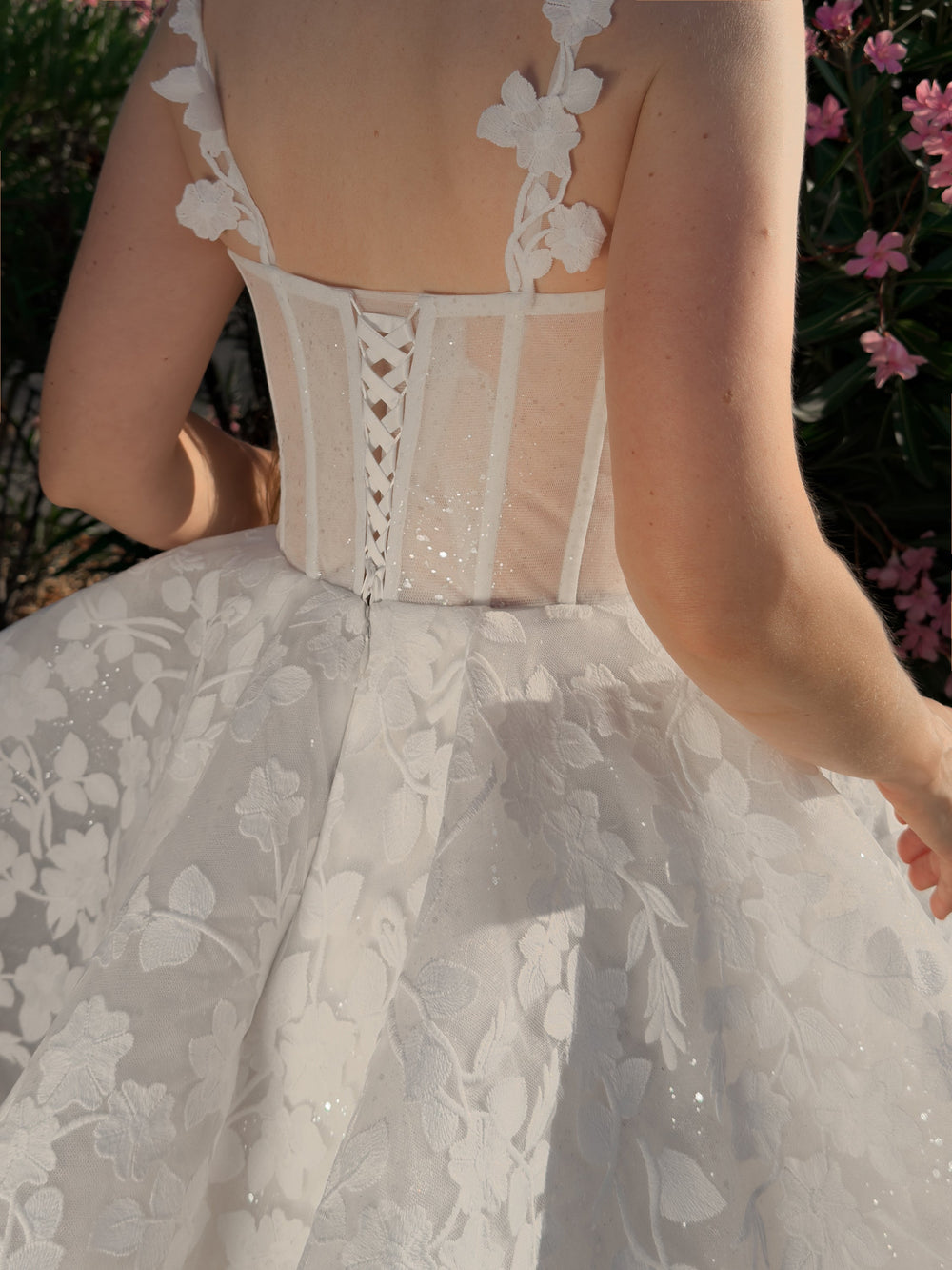 Exquisite Short Floral Lace Wedding Dress Darsi detail view - VOLAKK